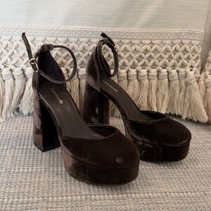 Larroudé Ari pumps in expresso velvet 7.5